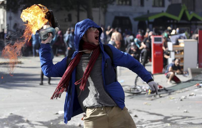 Sujeto arrojando molotov en Santiago de Chile el 21 de octubre de 2019.