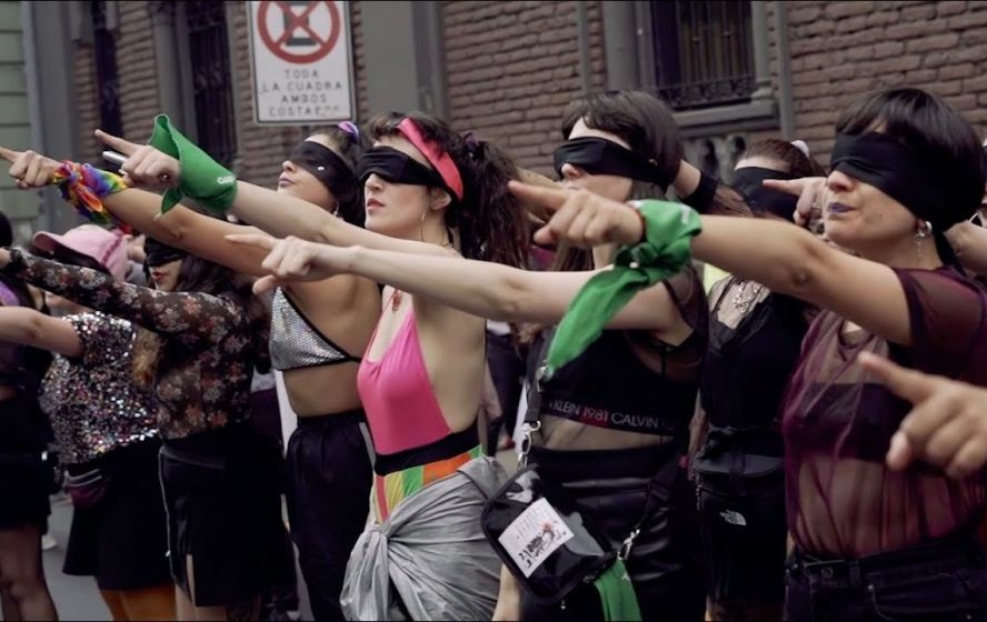 Feministas cantan y bailan en Santiago de Chile.
